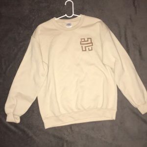 I’m selling a tan sweater hope you guys enjoy:)